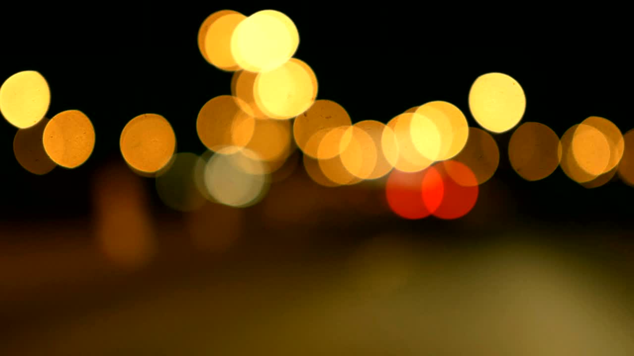 conducir un coche a través de la carretera de la noche, la autopista. luces desenfocadas calle de los ángeles resumen. ciudad fondo borroso. movimientos círculos bokeh de tráfico nocturno.