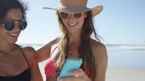 Two-friends-taking-selfies-on-the-beach