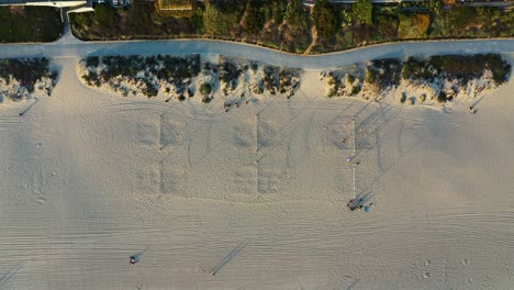 Draufsicht-Auf-Menschen-Am-Weißen-Sandstrand-Im-Sommer