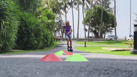 mujer patinando en un parque con conos