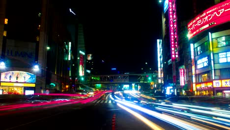 el lapso de la noche en el sur de shinjuku disparo amplio lente obturador inclinado hacia arriba