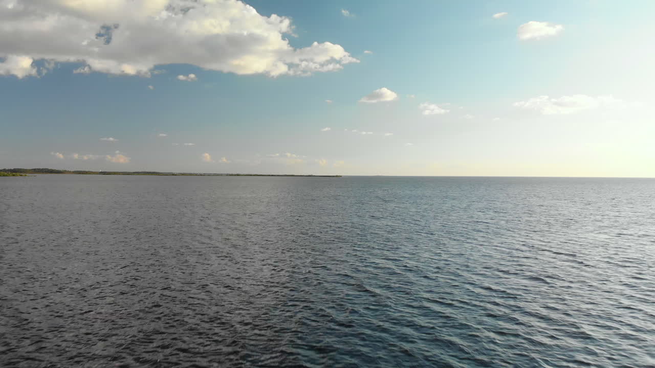 열린 물에 서있는 공중, 단일 표지판, 낮은 비행