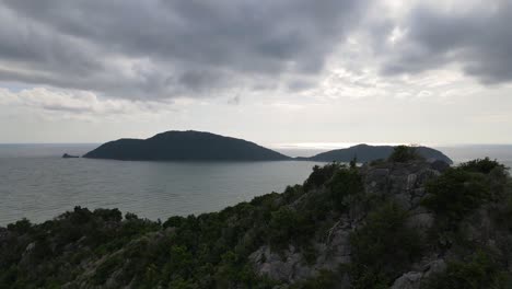 Rückaufnahmen-Aus-Der-Luft-über-Einem-Kalksteinberg,-Die-Auch-Drei-Inseln-Am-Horizont-Zeigen