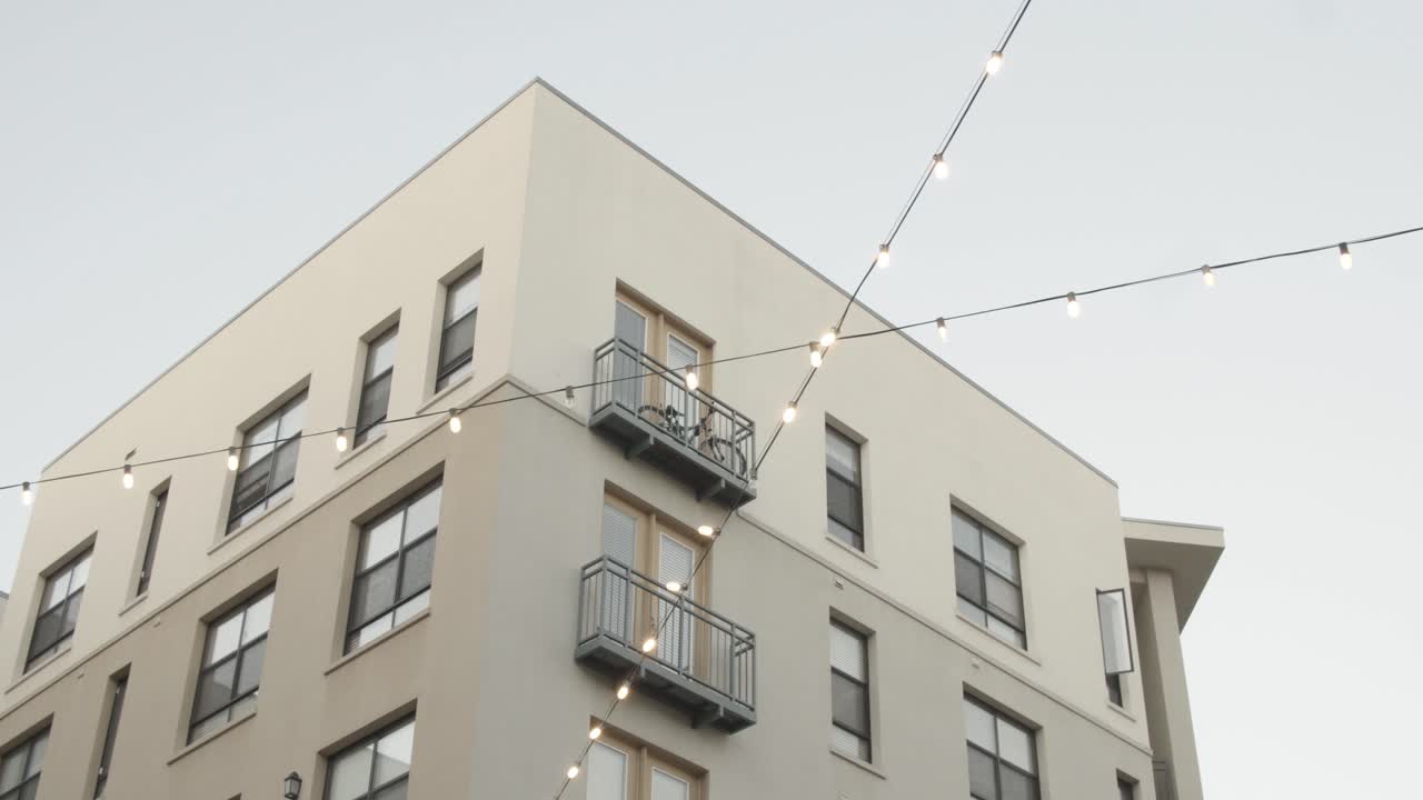 캘리포니아주 패서디나에 있는 옥외 스트링 조명 아래의 호텔 설정 샷