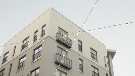 Establishing-shot-of-a-hotel-in-Pasadena,-California-underneath-outdoor-string-lights