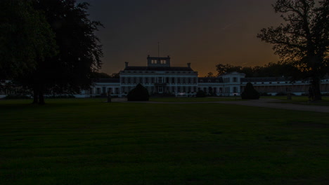 stunning time lapse of paleis soestdijk while the sun rises