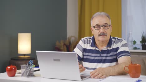 trabajador de oficina en casa anciano recibiendo buenas noticias de la cámara.