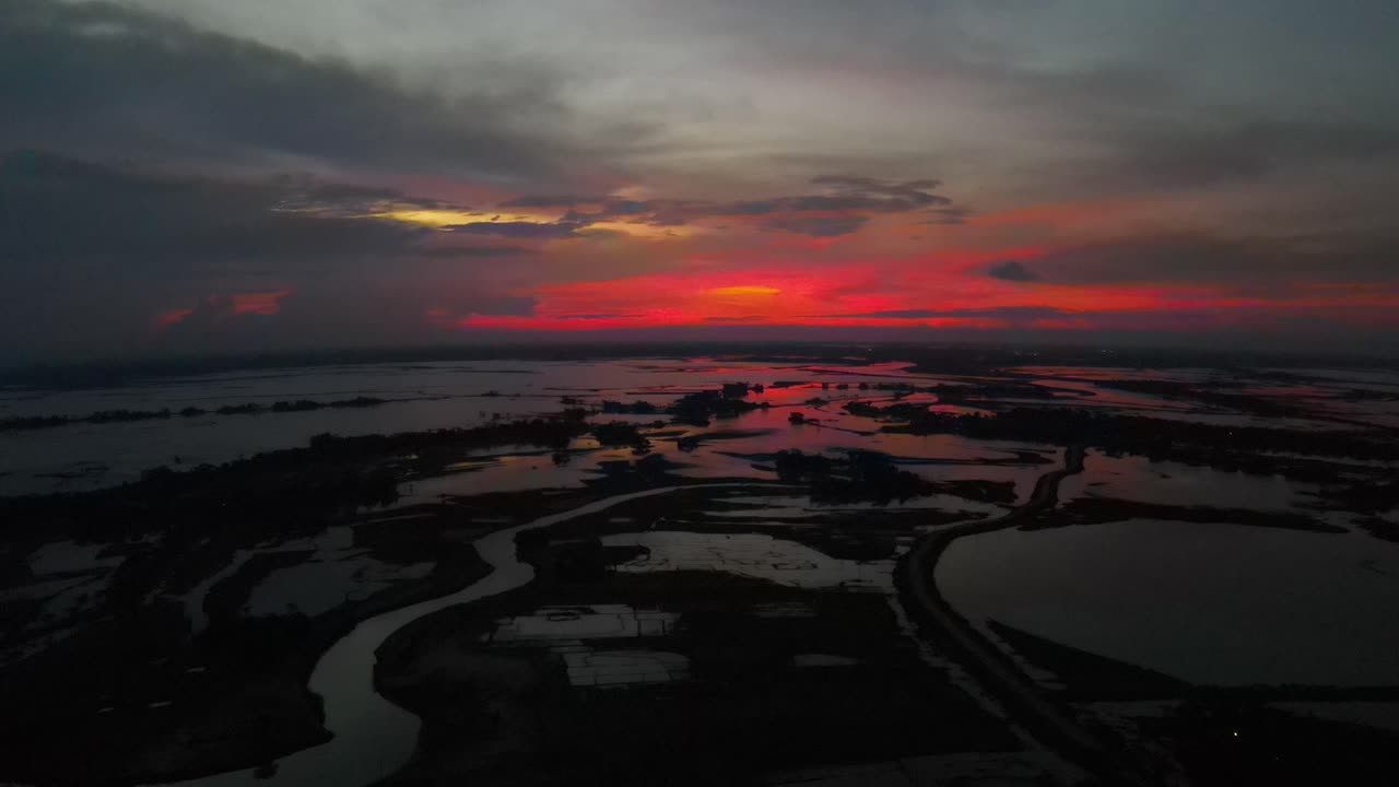 マングローブの洪水地域の河川の湿地の赤い夕暮れの空中撮影