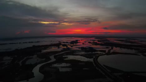 Luftaufnahme-Bei-Rotem-Sonnenuntergang-Von-Flussfeuchtgebieten-In-Von-Mangroven-überfluteten-Gebieten
