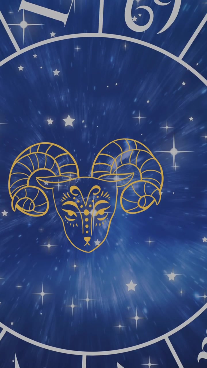 Composição do símbolo do signo de Áries em roda do zodíaco giratória sobre estrelas brilhantes