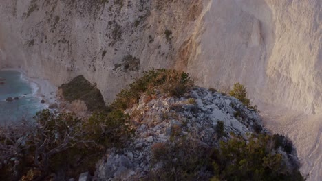 Antenne---Strand-Offenbart-Sich-Hinter-Einer-Klippe-In-Keri,-Zakynthos