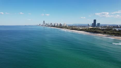 Scenic-View-Of-The-Main-Beach-In-Spit,-Gold-Coast,-Queensland,-Australia