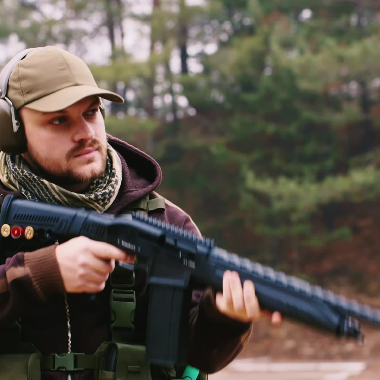 un cazador con auriculares dispara un arma 1