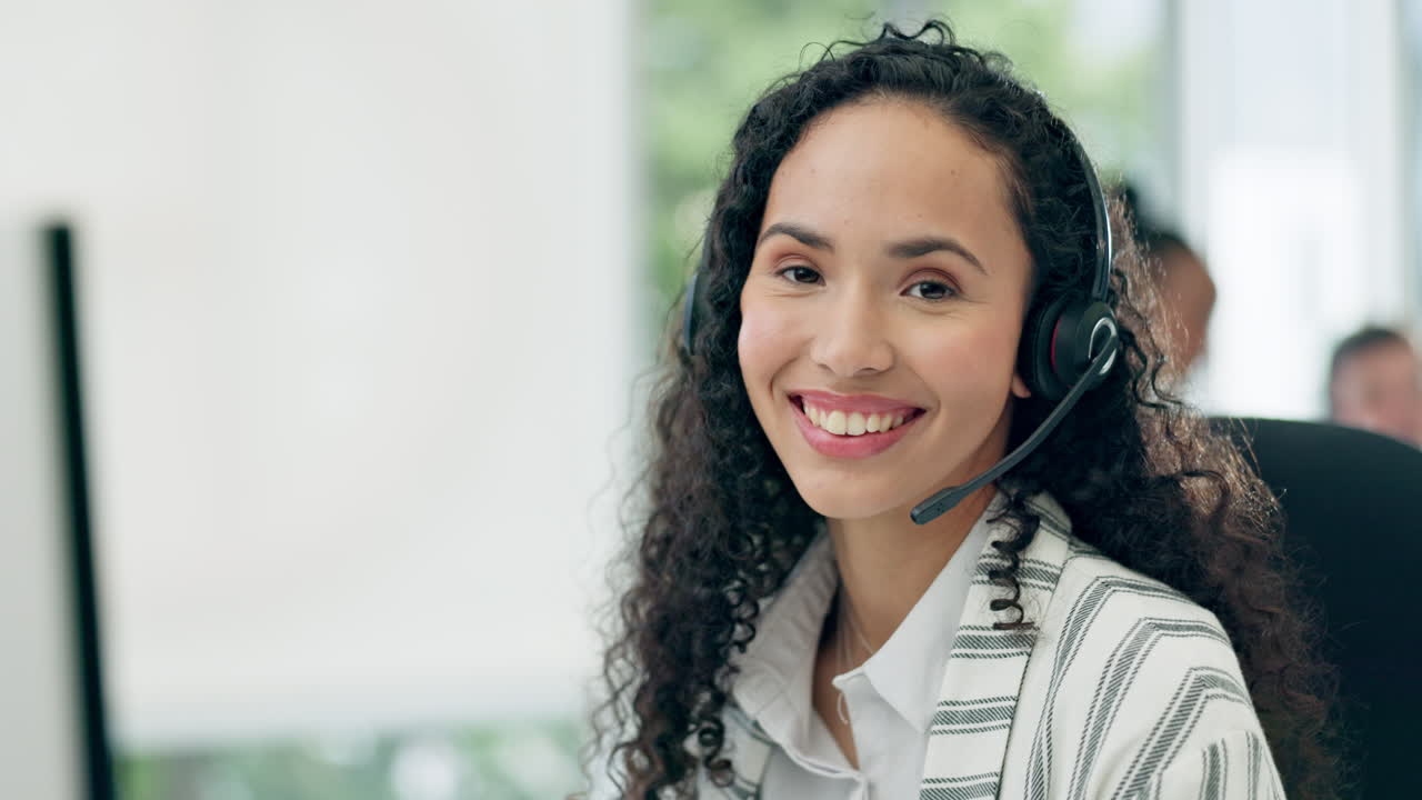 Headset, portrét a žena v call centru