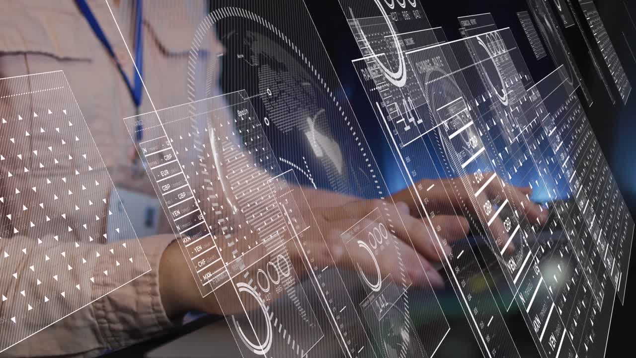 animación del procesamiento de datos sobre las manos de una mujer caucásica que trabaja en una computadora portátil