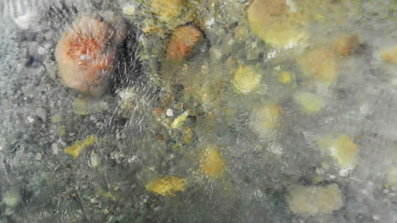 공중 - 드론의 소품 세척으로 물이 춤을 추면서 강 위 몇 피트 위에 떠 있습니다.