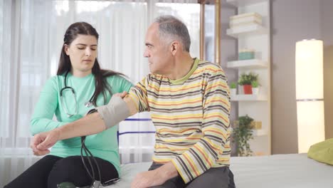 la enfermera mide la presión arterial del hombre enfermo.
