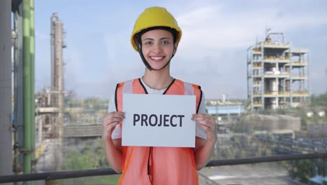 feliz trabajadora de la construcción india sosteniendo un estandarte del proyecto