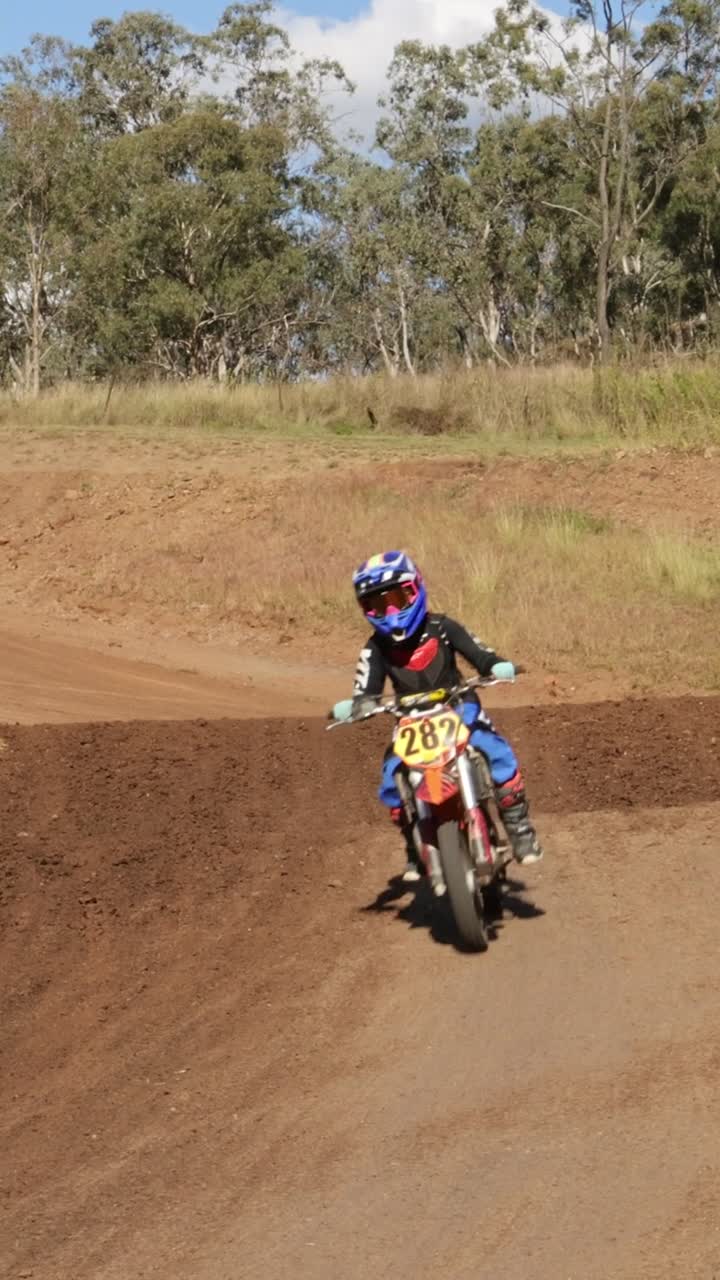 el piloto navega por una pista de tierra con habilidad