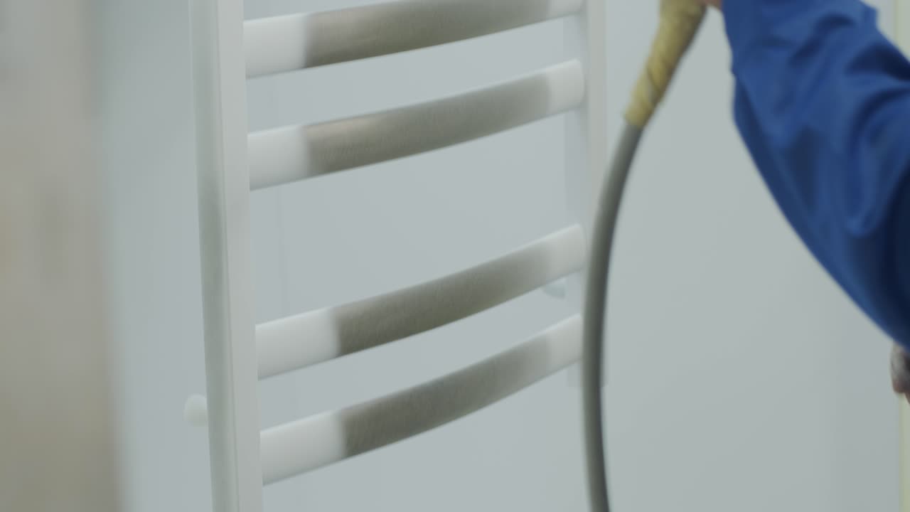 노동자가 에어브러시 스프레이 총으로 스테인리스 스 금속 구조물을 칠합니다. 건조 칠 방법