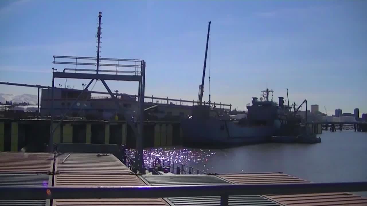 바다에서 화물선의 시간 경과 및 도킹 및 언로드 1