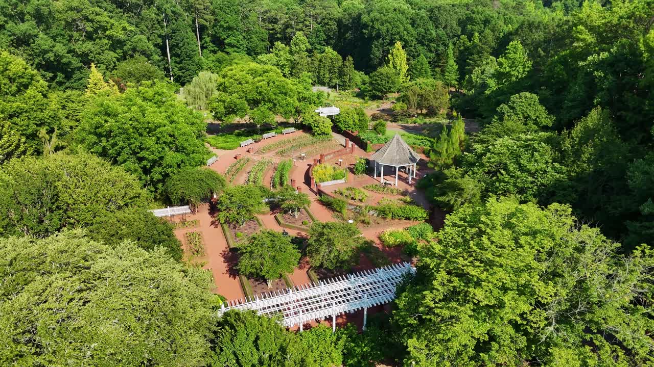 드론이 아테네 식물원 (athens botanical gardens) 에 도착했다.