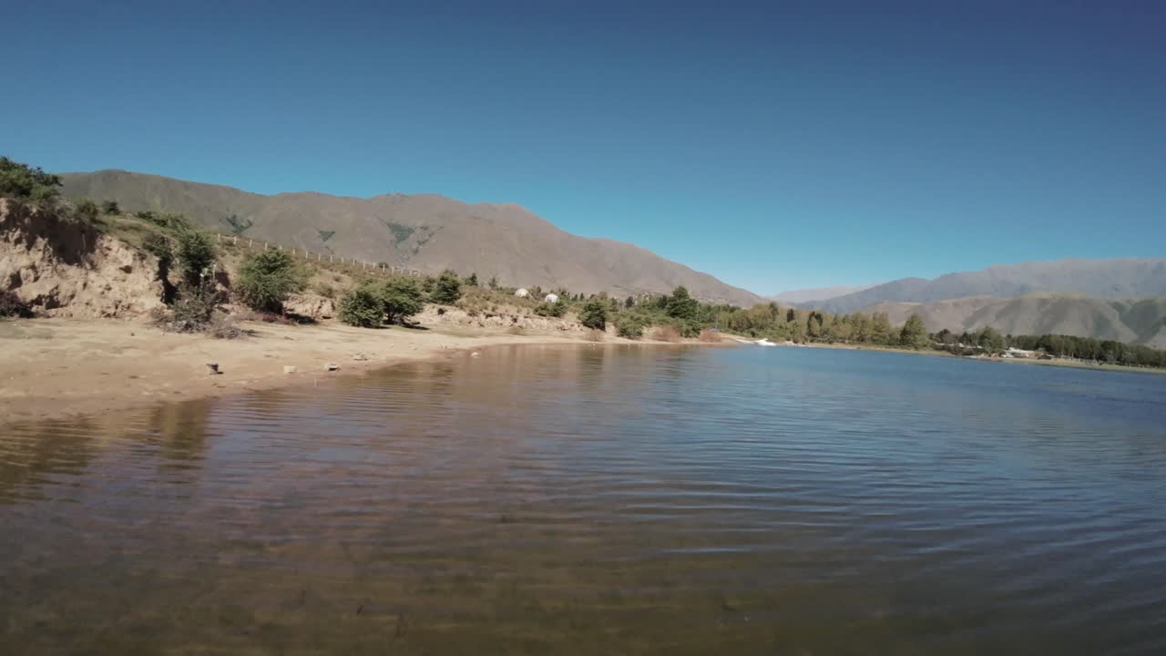 vista de avión no tripulado de fpv de la reserva natural de la presa de la angostura
