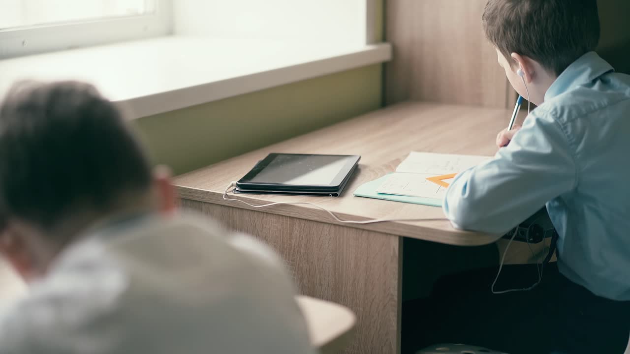 학생 들 작은 소년 들 은 숙제 를 한다 10