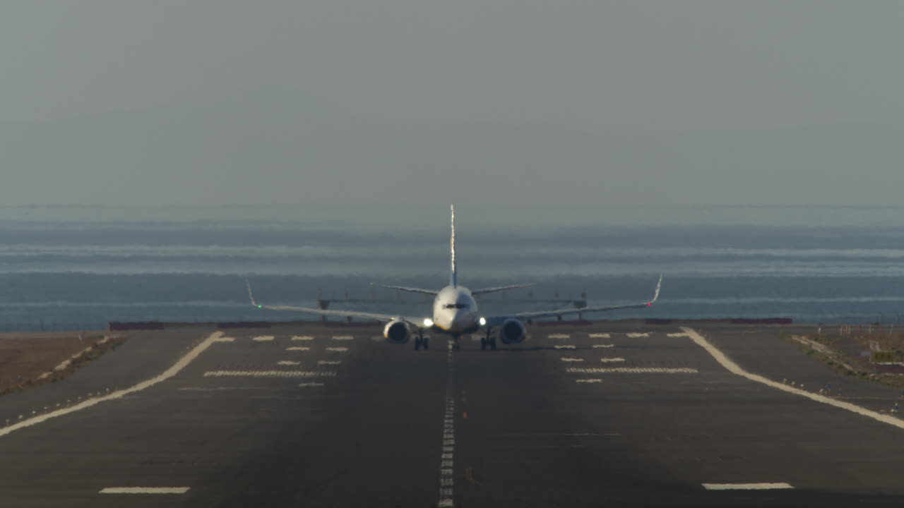 avión que asciende después del despegue