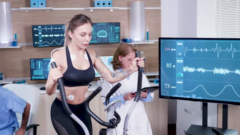 doctora en ciencias del deporte que prueba el ritmo cardíaco de una atleta