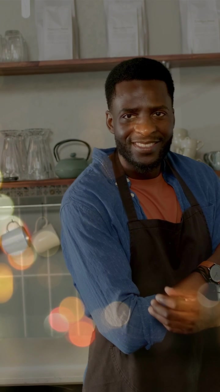 Video verticale: Uomo che si allaccia il grembiule e inizia a preparare in cucina, usando utensili con effetto bokeh in sovrapposizione.