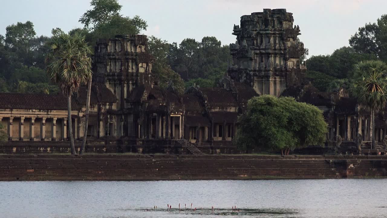 Herauszoomen aus dem Wasserturm von Angkor Wat