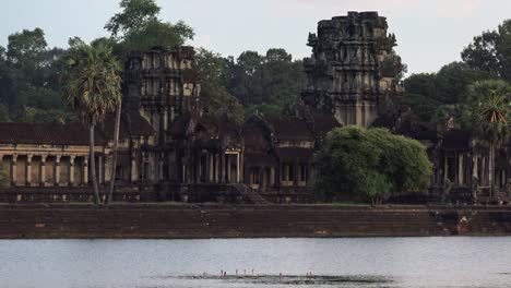 alejar el agua de la torre de angkor wat