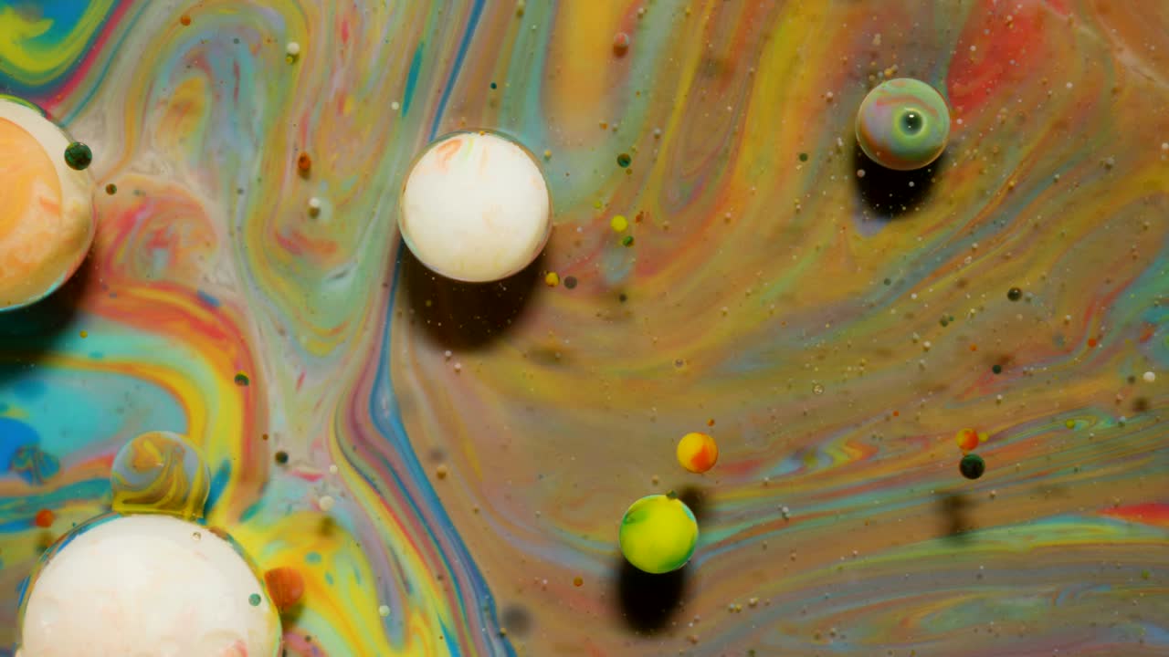 coloridas burbujas brillantes aceite hermosa pintura universo color movimiento multicolorido. pintura acrílica. universo espacial, física cuántica. fantástica superficie hipnótica. reacción química de metamorfosis.