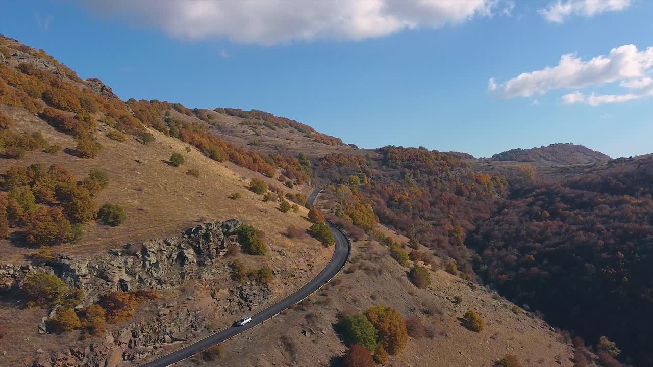 산에서 길을 운전하는 자동차의 공중 샷