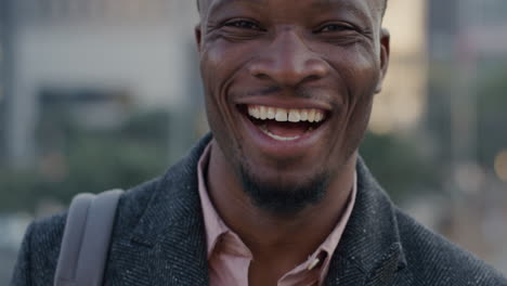 Porträt-Eines-Glücklichen-Afroamerikanischen-Mannes,-Der-In-Der-Stadt-Lächelt-Und-Zur-Arbeit-Pendelt