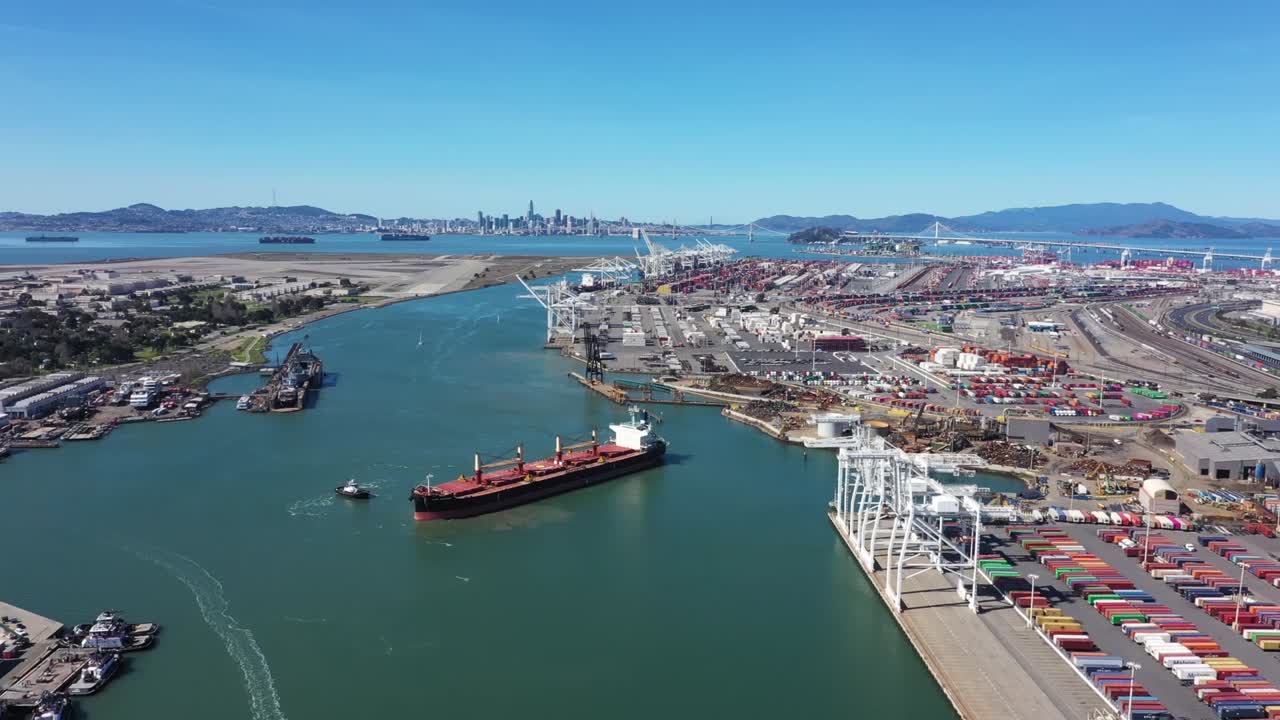 buque portacontenedores girado por remolcadores en la bahía interior de oakland
