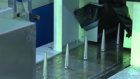 fábrica masiva equipada con robots industriales maquinaria automatizada brazos robóticos trabajando ensamblaje planta de producción en masa automatizada