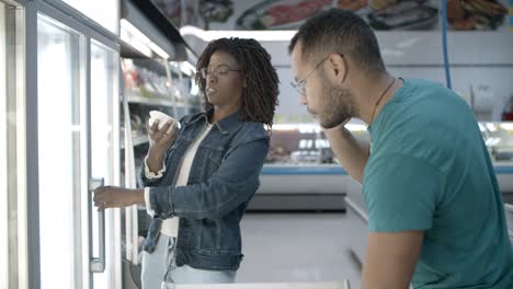 Modern-young-couple-shopping-together-at-grocery-store