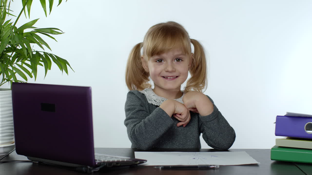 vuelta a la escuela, aprendizaje en línea para niños, lección a distancia, educación en el hogar. niño haciendo la tarea