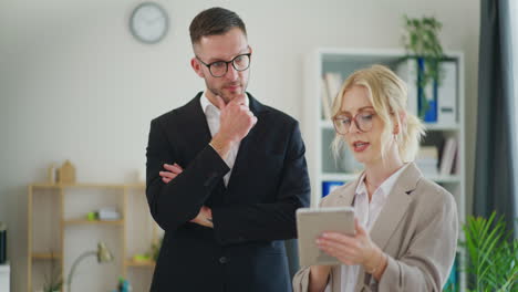 female employee presents financial results on tablet