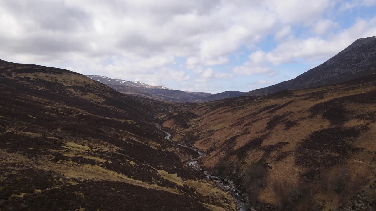 Seguendo un fiume nei dintorni del Munro Schiehallion.