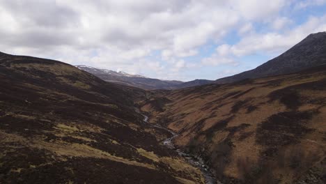 Einem-Fluss-In-Der-Umgebung-Des-Munro-Schiehallion-Folgen