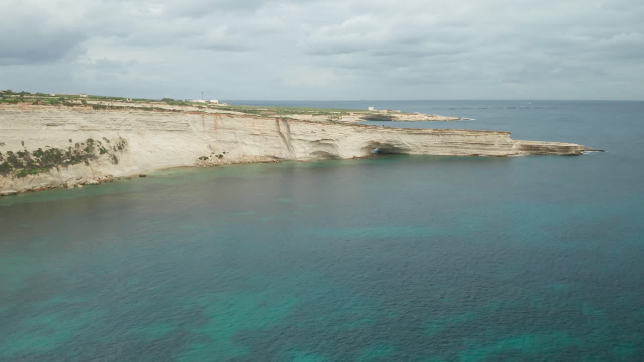 antena: cueva marina ta kalanka en la bahía de il-hofra l-kbira durante el invierno en malta
