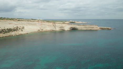 antena: cueva marina ta kalanka en la bahía de il-hofra l-kbira durante el invierno en malta