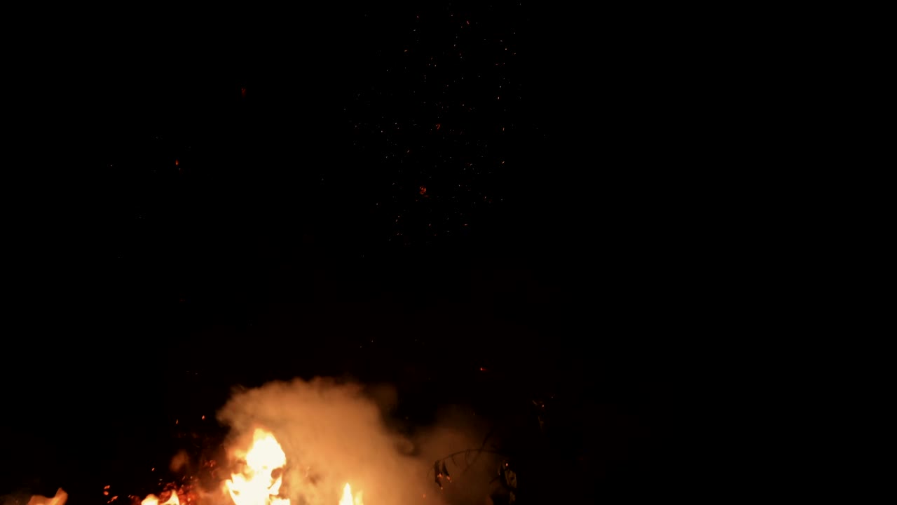 뜨거운 불에 불을 붙이고, 불꽃을 피우고, 불꽃이 회전하는 불꽃으로