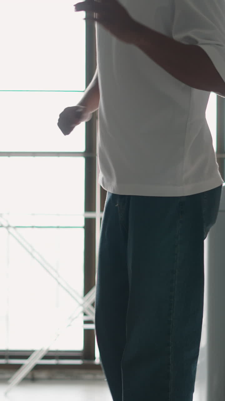 Persona che indossa jeans e una t-shirt al chiuso