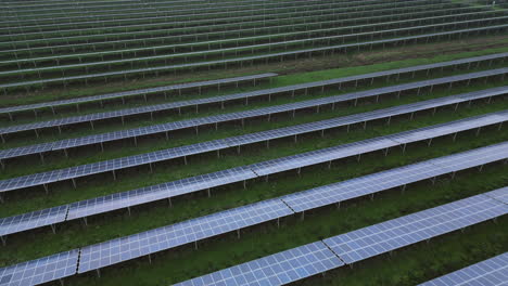 Sonnenkollektoren-Im-Solarpark,-Rückansicht,-Endlose-Muster,-Diagonale-Linien,-Langsamer-Drohnenflug