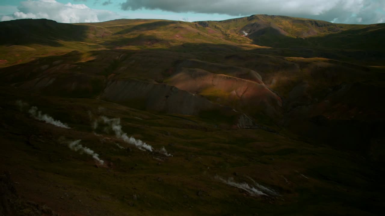 dramático paisaje de islandia, plano general, lapso de tiempo, aumento de humo de vapor de aguas termales geotérmicas, nubes en movimiento