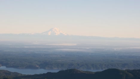 Die-Ansicht-Von-Mt-Rainer-Und-Haubenkanal-Von-Einem-Gipfel-In-Den-Olympischen-Bergen